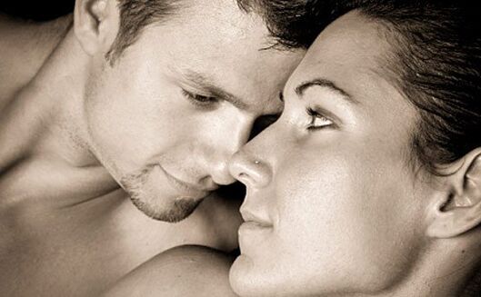 Frau und Mann steigern die Potenz mit Vitaminen